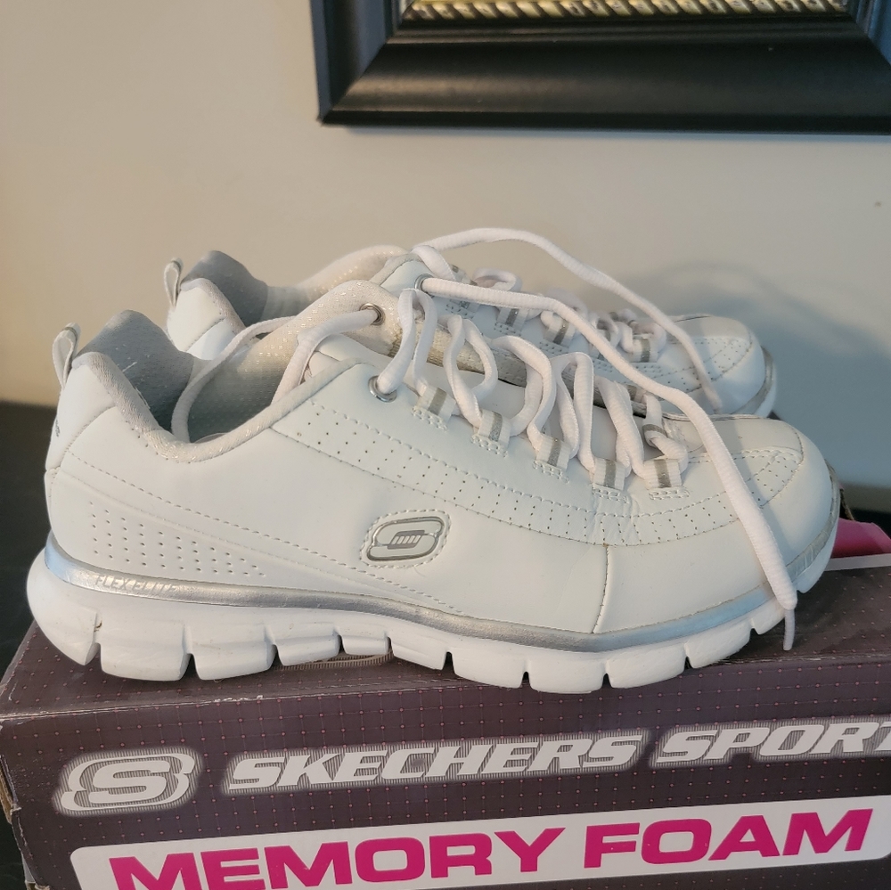 Sketchers walking shoes - Picture 4 of 5